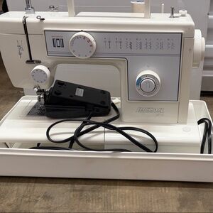 Riccar 1570 Sewing Machine